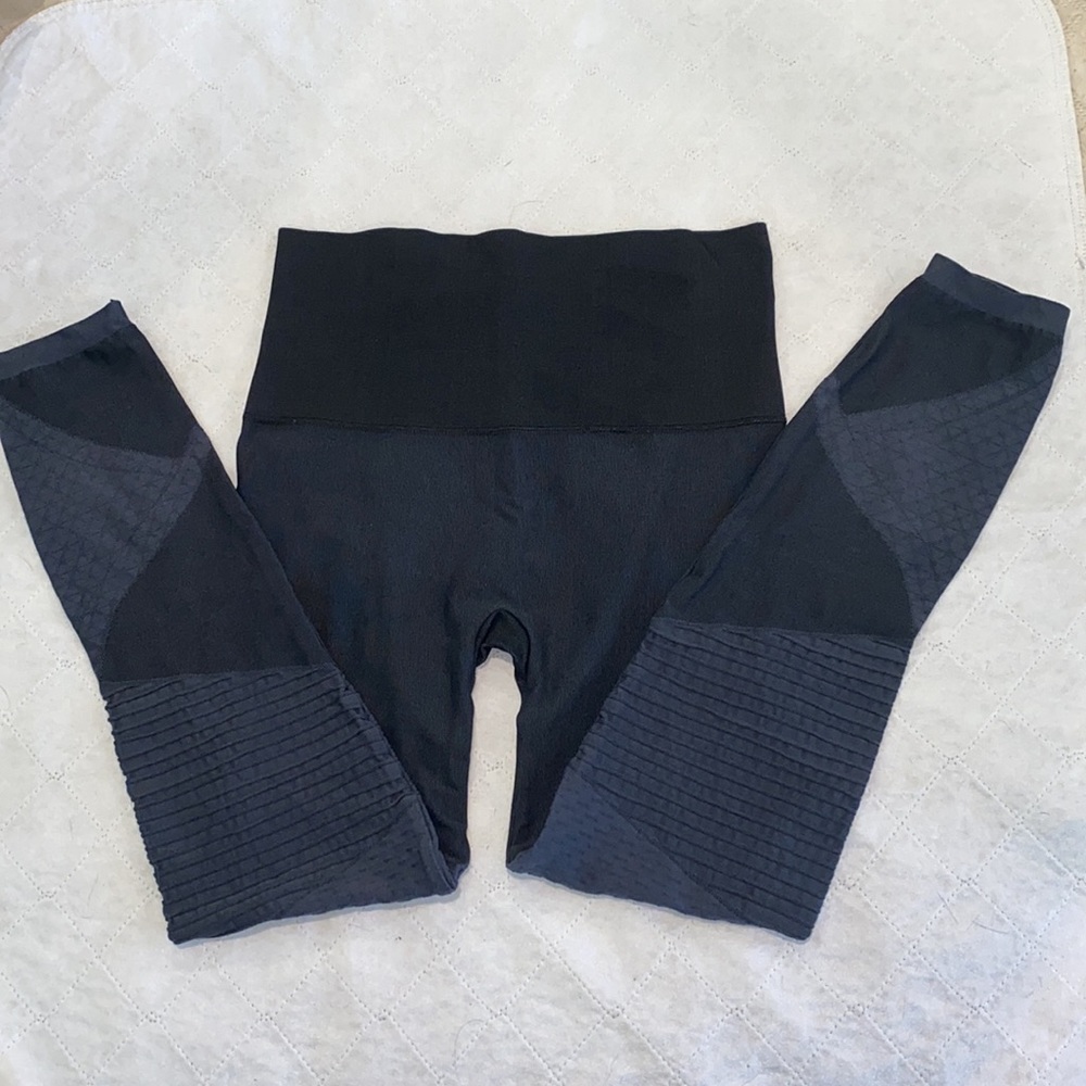 Spanx Sz L-Look at Me Now Seamless Motto Leggings - Picture 4 of 8